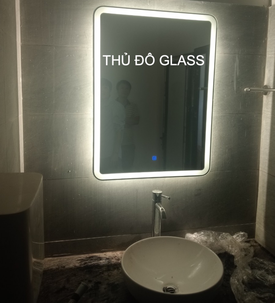 Gương treo nhà tắm nhà vệ sinh có gắn đèn led
